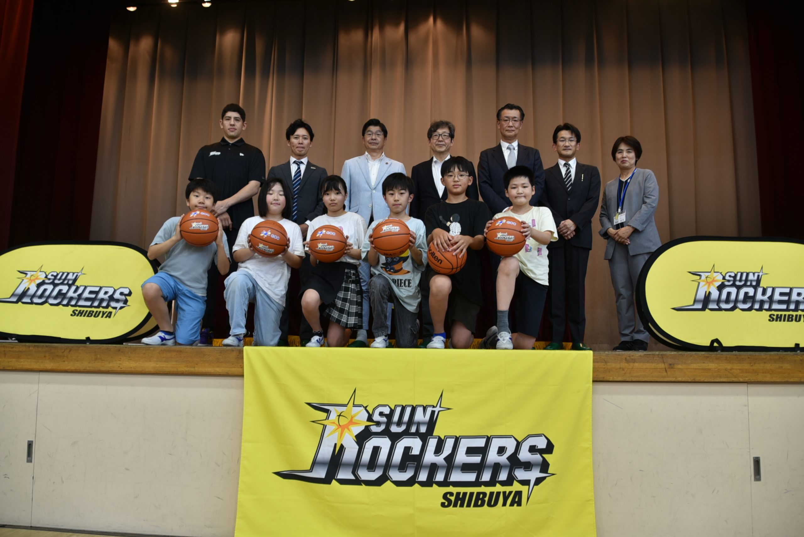 Bリーグのサンロッカーズ渋谷とGCCが区内全小学校にバスケットボールを寄贈されました🏀
